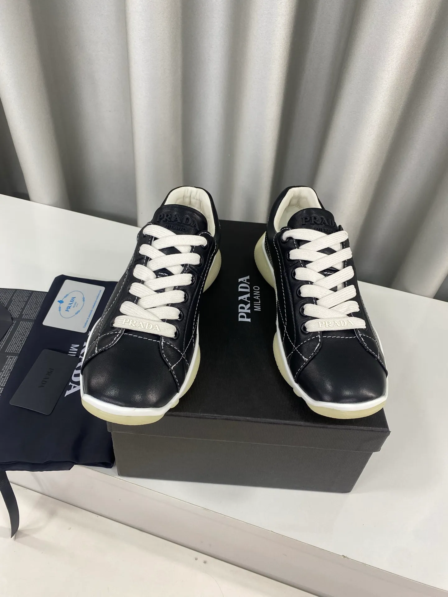 👟👟Ex-factory price 520👟👟 Prada 25ss spring and summer new moral training shoes casual shoes! Seikoly manufactured, even stitching, leather texture visible, multi-color stitching, fashionable and generous, soft, comfortable and breathable, decorated with PRADA letter logo on the outside It comes with a fabric lining, silver-plated logo cowhide foot pads, and P's exclusive rubber outsole. The details are meticulously crafted, making it a versatile item for travel! ▪Upper: Made of original imported cowhide ▪Inner foot pads: sheepskin ▪Sole: Original customized rubber outsole ▪Size: 35-40 (40 orders are not returnable)